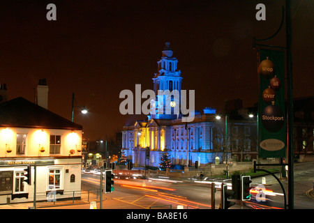 England Cheshire Stockport Wellington Road South und Rathaus bei Nacht Stockfoto