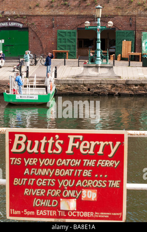 Butt Fährstelle am Exeter Kanal-Becken Stockfoto