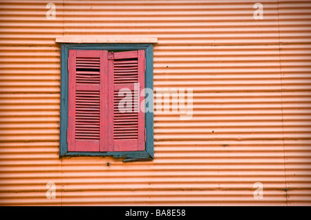 Bunte Gebäude in La Boca in Buenos Aires. Stockfoto
