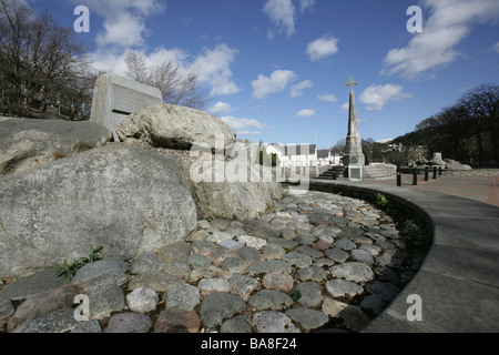 Stadt von Bangor, Wales. Memorial Gardens mit Frank Bellis entwickelt First und Second World War Memorial im Hintergrund. Stockfoto