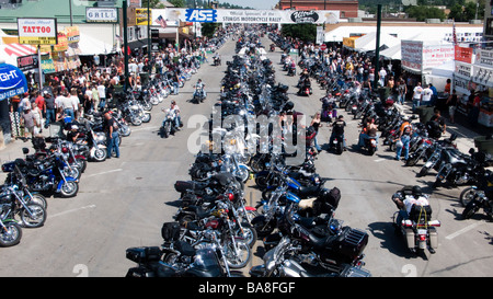 Geparkten Motorräder Linie Haupt Straße jährliche Sturgis Rally South Dakota USA Stockfoto