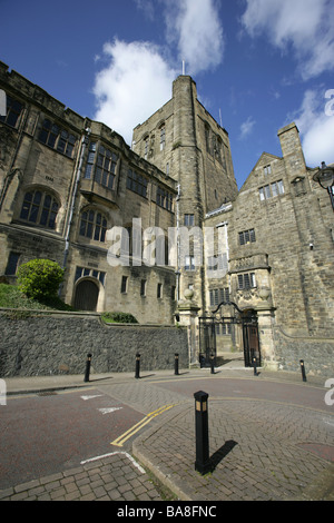 Stadt von Bangor, Wales. Tor und Eingang der edwardianischen Zeit, Henry Thomas Hare entworfen, University of Wales in Bangor. Stockfoto