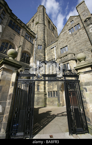 Stadt von Bangor, Wales. Tor und Eingang der edwardianischen Zeit, Henry Thomas Hare entworfen, University of Wales in Bangor. Stockfoto