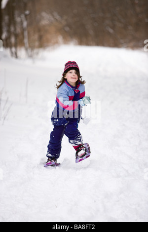 Ein Mädchen (6 Jahre) Schneeschuhwandern im Odiorne Point State Park in Rye, New Hampshire. Stockfoto