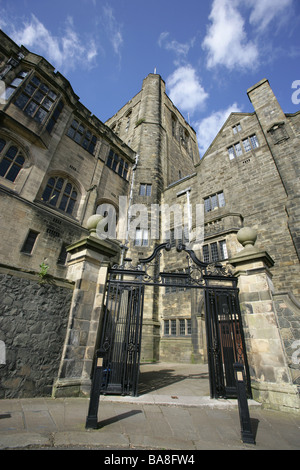 Stadt von Bangor, Wales. Tor und Eingang der edwardianischen Zeit, Henry Thomas Hare entworfen, University of Wales in Bangor. Stockfoto