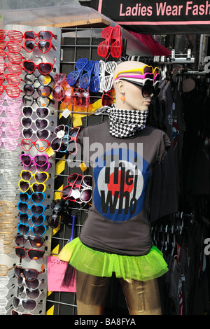 Sonnenbrillen und modische Kleidung auf eine Schaufensterpuppe an Londons Camden Lock Market Stockfoto