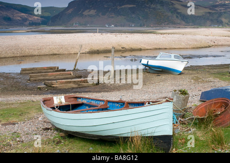 Kleine Boote am Strand bei Ebbe Wester Ross Scottish Highland Region SCO 2372 Glenelg Stockfoto