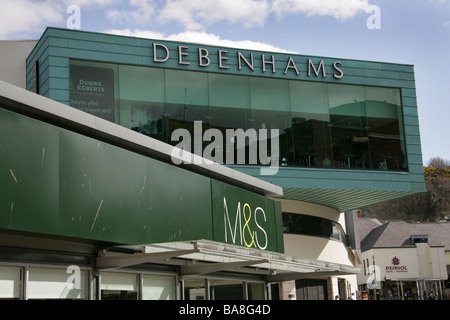 Stadt von Bangor, Wales. Nahaufnahme der Marks und Spencer und Debenhams Kaufhaus Zeichen in Bangor Garth Straße. Stockfoto