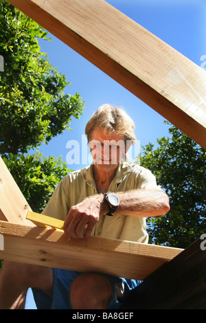 Eine Builder verwendet Geometrie Winkel auf einem Stellplatz Dach erarbeiten Stockfoto