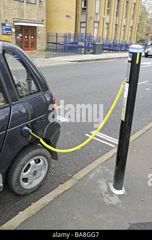 Elektro-Auto aufladen bei einem Elektrobay elektrische Fahrzeug aufladen-Site in einem Londoner Straße Highbury Felder England UK Stockfoto
