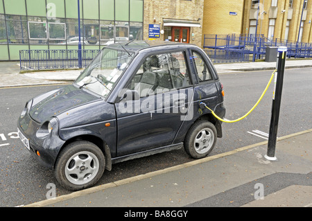 Elektro-Auto aufladen bei einem Elektrobay elektrische Fahrzeug aufladen-Site in London Street Highbury Felder Islington England UK Stockfoto