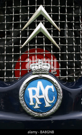 RAC Royal Automobile Club Abzeichen / Logo auf dem Grill ein klassischer Jahrgang Citroen Stockfoto