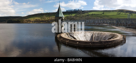 Ein panoramaic Blick auf den Ventil-Turm und Wandergruppen Abfluss am Pontsicill Stausee in Wales.  Foto von Gordon Scammell Stockfoto