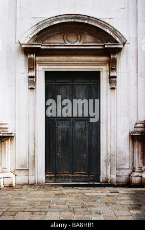 Peeling und rissige alt, grand, architektonische Kirchentür in Venedig Italien Stockfoto