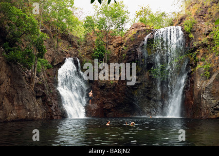 Schwimmer bei Florence Falls im Litchfield Nationalpark, Northern Territory, Australien Stockfoto