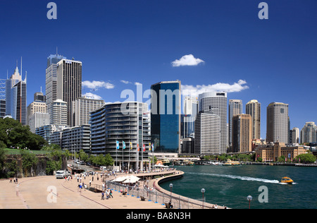 Skyline von Sydney am Circular Quay, entnommen aus dem Opernhaus-Vorplatz Stockfoto