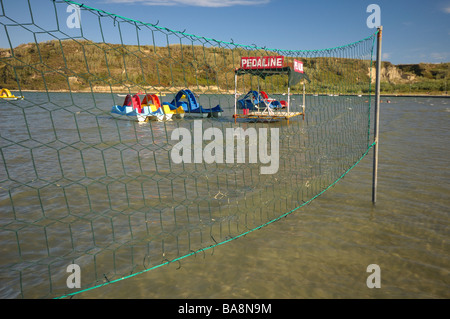 Strand auf der Insel Susak Kroatien, Europa, seichtes Meer, Tretboote mieten, Volleyballnetz vor Stockfoto