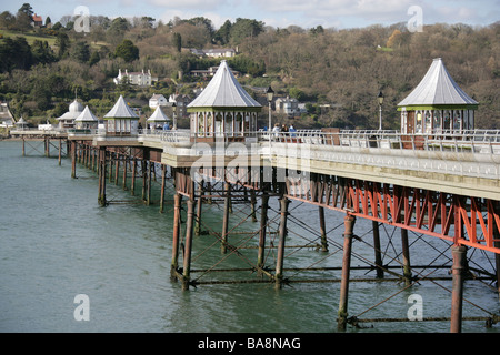 Stadt von Bangor, Wales. Im späten 20. Jahrhundert entwickelt J Webster Garth Pier über die Menai Straits. Stockfoto