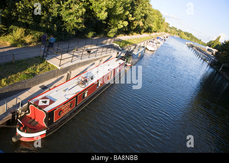 Ein Blick auf die Themse in Richtung Teddington Weir von Teddington Lock, mit einem schmalen Boot. Am frühen Abend eingenommen. Stockfoto