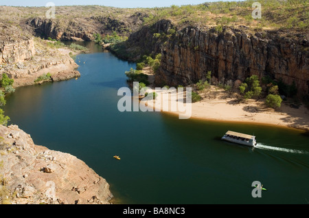 Touristenboot im Nitmiluk (Katherine Gorge) National Park. Katherine River, Northern Territory, Australien Stockfoto