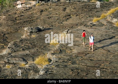 Touristen Wandern bis die Böschung zum Aussichtspunkt am Ubirr Nadab.  Kakadu-Nationalpark, Northern Territory, Australien Stockfoto