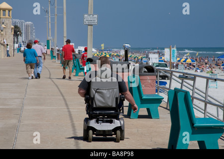 Behinderten-Rädern entlang des Strandes in einer touristischen Lage genießen Sie die Sehenswürdigkeiten und sonnigen Tag. Stockfoto