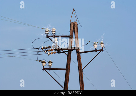 altes Getriebe Strommast - Strom line - Kurzschluss - Entladung Stockfoto