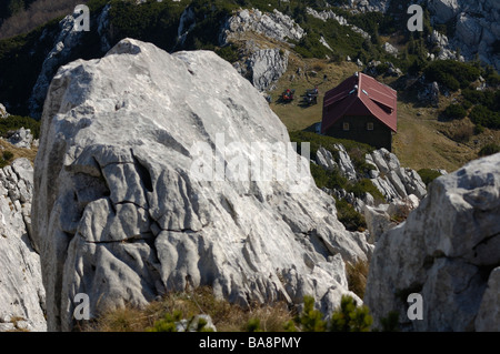 Ansicht der Mountain Lodge "Schlosserov Dom" im Nationalpark Risnjak Risnjak-Gipfels Stockfoto