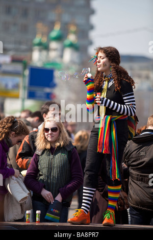 Russische Jugend spielen am Sonntag am Arbat Straße die berühmte Künstler in Moskau, Russland Stockfoto