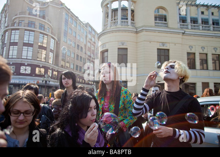 Russische Jugend spielen am Sonntag am Arbat Straße die berühmte Künstler in Moskau, Russland Stockfoto