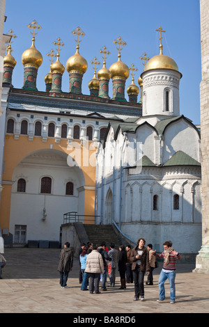 Eine Gruppe von Touristen vor der Kirche der Ablagerung des Gewandes neben goldenen Kuppeln der Terem-Palast, Kreml, Moskau Stockfoto