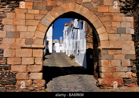 Mittelalterliche Stadteingang Porta de Alcoba und Gasse Travessa Dom Dinis in Monsaraz Stockfoto