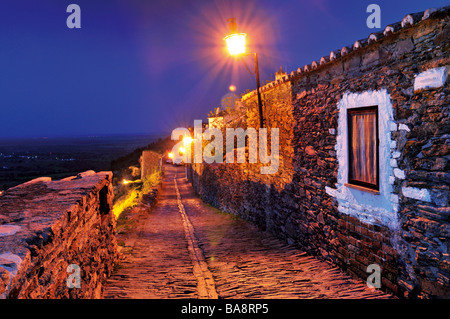 Mittelalterliche Gasse Travessa da Guarda im historischen Dorf Monsaraz Stockfoto