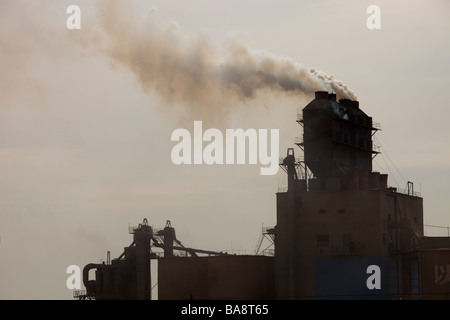 Emissionen aus einer Zementfabrik in Innere Mongolei, China Stockfoto