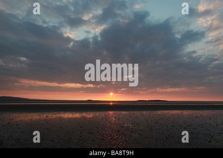 Dramatischen Sonnenuntergang über Hilbre Insel und den walisischen Hügeln. Stockfoto