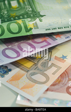 Verschiedene Eurobanknoten und-Münzen Stockfoto