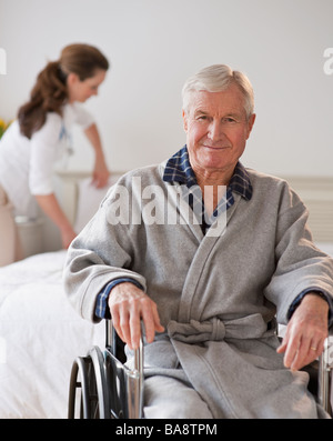 Ältere Mann im Rollstuhl Stockfoto