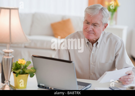 Senior woman Rechnungen online bezahlen Stockfoto