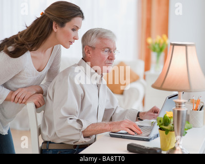 Tochter helfen senior Vater mit computer Stockfoto