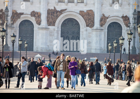 Menschen auf einer Brücke vor der Kathedrale von Christus dem Erlöser, Moskau, Russland Stockfoto