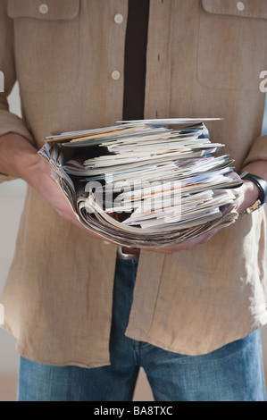 Man Holding Stack von mail Stockfoto