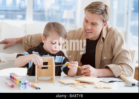 Vater und Sohn Holzmodell bauen Stockfoto