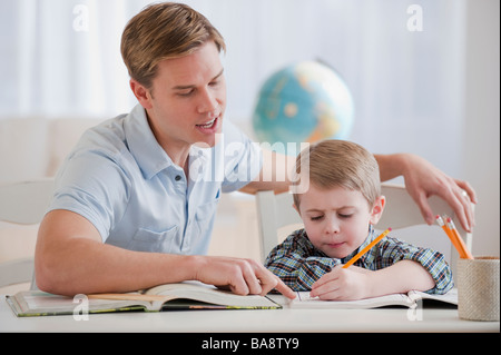 Vater helfen Sohn bei den Hausaufgaben Stockfoto