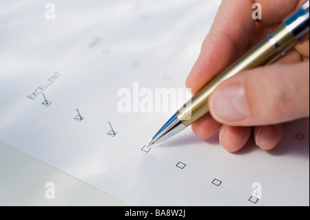 Mann überprüfen Rating-Boxen Stockfoto