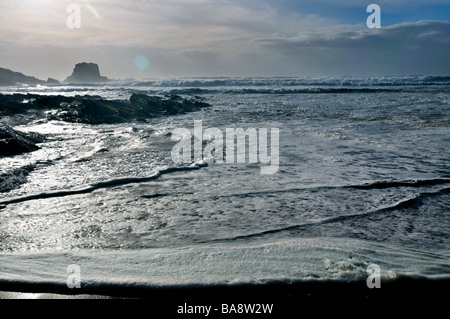 Portugal, Alentejo: Abendstimmung und Wellen am Strand von Praia de Zambujeira do Mar Stockfoto