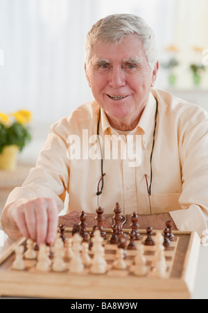 Ältere Mann spielt Schach Stockfoto