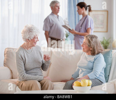 Ältere Frau am sofa Stockfoto