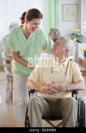 Krankenschwester helfen älteren Menschen im Rollstuhl Stockfoto