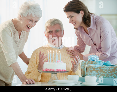 Senior woman feiert Geburtstag Stockfoto