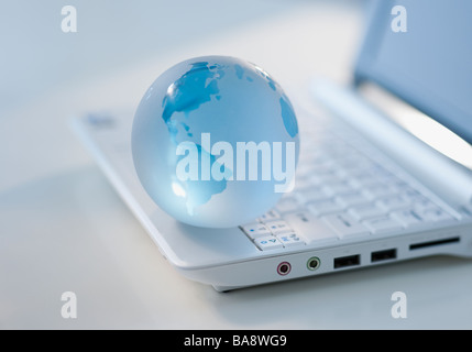 Globus auf Laptop-Tastatur Stockfoto